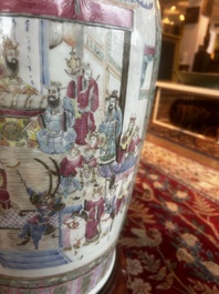 Grand vase en porcelaine de Chine famille rose &agrave; d&eacute;cor de sc&egrave;nes de bataille et de palais sur un socle en bois, 19&egrave;me si&egrave;cle