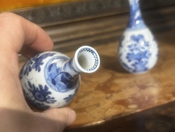 Paire de vases de forme bouteille en porcelaine de Chine bleu et blanc &agrave; d&eacute;cor de grues, Kangxi
