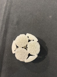 Een opengewerkt Chinees snijwerk in jade in de vorm van een lotusbloem, 19de/20ste eeuw