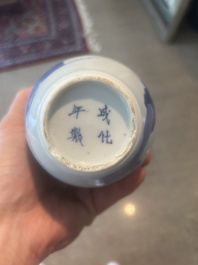 Bo&icirc;te &agrave; th&eacute; en porcelaine de Chine bleu et blanc &agrave; monture en argent hollandais, Kangxi