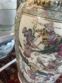 Grand vase en porcelaine de Chine famille rose &agrave; d&eacute;cor de sc&egrave;nes de bataille et de palais sur un socle en bois, 19&egrave;me si&egrave;cle