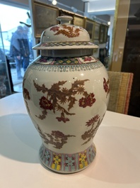 Paire de vases en porcelaine de Chine famille rose &agrave; d&eacute;cor floral, 19&egrave;me si&egrave;cle