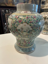 Een paar Chinese famille rose dekselvazen met geanimeerde sc&egrave;nes met onsterfelijken, vrouwen en kinderen, 19de eeuw