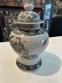 Vase couvert en porcelaine de Chine famille verte &agrave; d&eacute;cor de sc&egrave;nes anim&eacute;es et de chauves-souris, 19&egrave;me si&egrave;cle