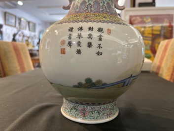 Vase de forme bouteille en porcelaine de Chine famille rose &agrave; d&eacute;cor de dames se d&eacute;tendant dans un jardin de palais, marque de Qianlong, 20&egrave;me si&egrave;cle