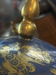 Paire de vases en porcelaine de Chine famille verte sur fond bleu poudr&eacute; &agrave; d&eacute;cor de sc&egrave;nes de palais, 19&egrave;me si&egrave;cle