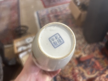 Paire de vases en porcelaine de Chine famille rose &agrave; d&eacute;cor de ma&icirc;tre et de son serviteur dans un paysage avec un coq, marque Qianlong, R&eacute;p., 20&egrave;me s.