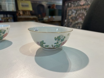 Een paar Chinese famille rose kommen met pioenen en vlinders, Jiangxi Zhen Pin merk, Republiek, 20ste eeuw