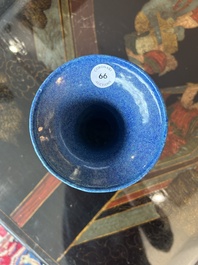 Vase de forme yenyen en porcelaine de Chine &agrave; gla&ccedil;ure &oelig;uf de rouge-gorge, 19&egrave;me si&egrave;cle