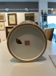 Een Chinese famille rose balustervaas met onsterfelijken in een paleistuin, Qianlong merk, Republiek, 20ste eeuw