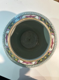 Paire de vases en porcelaine de Chine famille rose &agrave; d&eacute;cor floral, 19&egrave;me si&egrave;cle