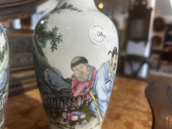 Paire de vases en porcelaine de Chine famille rose &agrave; d&eacute;cor de ma&icirc;tre et de son serviteur dans un paysage avec un coq, marque Qianlong, R&eacute;p., 20&egrave;me s.