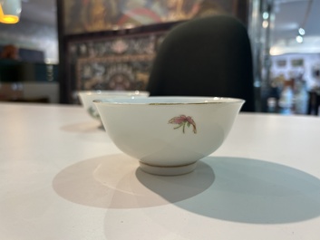 Een paar Chinese famille rose kommen met pioenen en vlinders, Jiangxi Zhen Pin merk, Republiek, 20ste eeuw