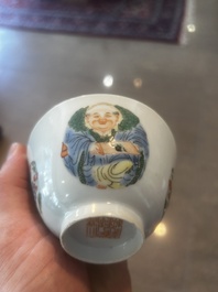 Een paar Chinese wucai dekselkommen met lingzhi, Qianlong merk, Republiek, 20ste eeuw