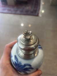 Bo&icirc;te &agrave; th&eacute; en porcelaine de Chine bleu et blanc &agrave; monture en argent hollandais, Kangxi