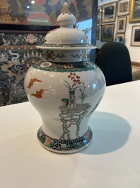 Vase couvert en porcelaine de Chine famille verte &agrave; d&eacute;cor de sc&egrave;nes anim&eacute;es et de chauves-souris, 19&egrave;me si&egrave;cle