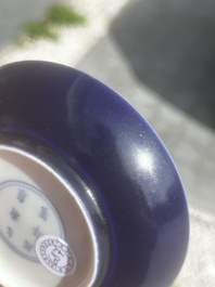 Soucoupe en porcelaine de Chine monochrome bleu, marque de Kangxi, 19&egrave;me/20&egrave;me si&egrave;cle