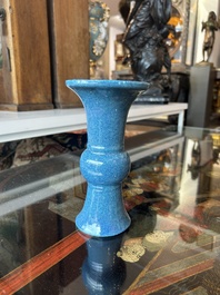 Vase de forme yenyen en porcelaine de Chine &agrave; gla&ccedil;ure &oelig;uf de rouge-gorge, 19&egrave;me si&egrave;cle