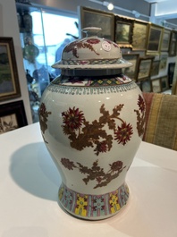 Paire de vases en porcelaine de Chine famille rose &agrave; d&eacute;cor floral, 19&egrave;me si&egrave;cle