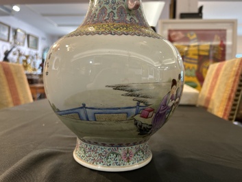 Vase de forme bouteille en porcelaine de Chine famille rose &agrave; d&eacute;cor de dames se d&eacute;tendant dans un jardin de palais, marque de Qianlong, 20&egrave;me si&egrave;cle