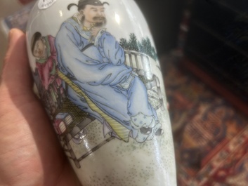 Paire de vases en porcelaine de Chine famille rose &agrave; d&eacute;cor de ma&icirc;tre et de son serviteur dans un paysage avec un coq, marque Qianlong, R&eacute;p., 20&egrave;me s.