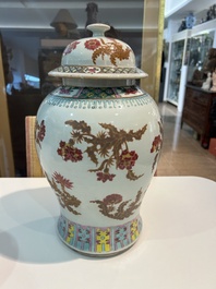 Paire de vases en porcelaine de Chine famille rose &agrave; d&eacute;cor floral, 19&egrave;me si&egrave;cle