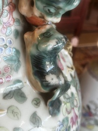 Grand vase en porcelaine de Chine famille rose &agrave; d&eacute;cor de sc&egrave;nes de bataille et de palais sur un socle en bois, 19&egrave;me si&egrave;cle