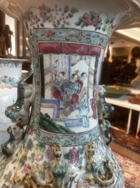 Grand vase en porcelaine de Chine famille rose &agrave; d&eacute;cor de sc&egrave;nes de bataille et de palais sur un socle en bois, 19&egrave;me si&egrave;cle