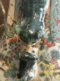 Grand vase en porcelaine de Chine famille rose &agrave; d&eacute;cor de sc&egrave;nes de bataille et de palais sur un socle en bois, 19&egrave;me si&egrave;cle