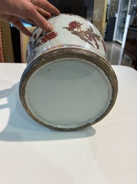 Paire de vases en porcelaine de Chine famille rose &agrave; d&eacute;cor floral, 19&egrave;me si&egrave;cle