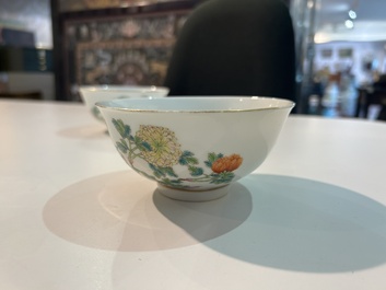 Een paar Chinese famille rose kommen met pioenen en vlinders, Jiangxi Zhen Pin merk, Republiek, 20ste eeuw