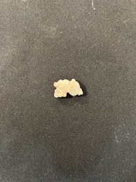 Een diverse collectie Chinese jade sculpturen, mogelijk Ming en later