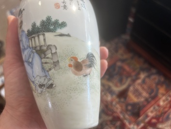 Paire de vases en porcelaine de Chine famille rose &agrave; d&eacute;cor de ma&icirc;tre et de son serviteur dans un paysage avec un coq, marque Qianlong, R&eacute;p., 20&egrave;me s.