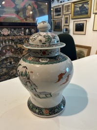 Vase couvert en porcelaine de Chine famille verte &agrave; d&eacute;cor de sc&egrave;nes anim&eacute;es et de chauves-souris, 19&egrave;me si&egrave;cle