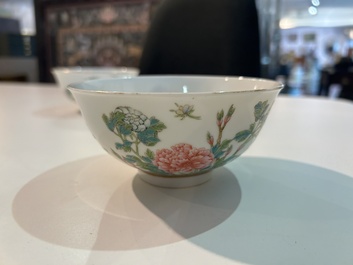 Een paar Chinese famille rose kommen met pioenen en vlinders, Jiangxi Zhen Pin merk, Republiek, 20ste eeuw