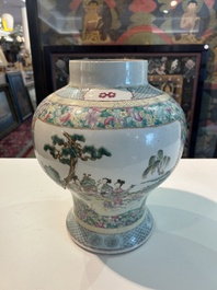 Een paar Chinese famille rose dekselvazen met geanimeerde sc&egrave;nes met onsterfelijken, vrouwen en kinderen, 19de eeuw