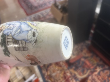 Paire de vases en porcelaine de Chine famille rose &agrave; d&eacute;cor de ma&icirc;tre et de son serviteur dans un paysage avec un coq, marque Qianlong, R&eacute;p., 20&egrave;me s.