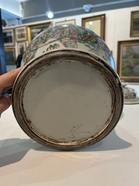 Een paar Chinese famille rose dekselvazen met geanimeerde sc&egrave;nes met onsterfelijken, vrouwen en kinderen, 19de eeuw