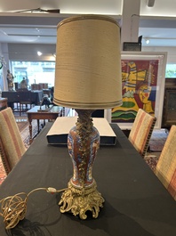 Paire de vases en porcelaine de Chine famille rose &agrave; d&eacute;cor mandarin aux montures en bronze dor&eacute; mont&eacute;e en lampes, Qianlong