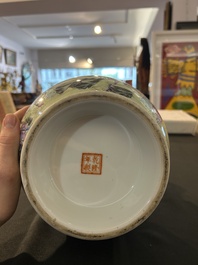 Vase de forme bouteille en porcelaine de Chine famille rose &agrave; d&eacute;cor de dames se d&eacute;tendant dans un jardin de palais, marque de Qianlong, 20&egrave;me si&egrave;cle