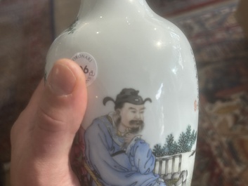 Paire de vases en porcelaine de Chine famille rose &agrave; d&eacute;cor de ma&icirc;tre et de son serviteur dans un paysage avec un coq, marque Qianlong, R&eacute;p., 20&egrave;me s.