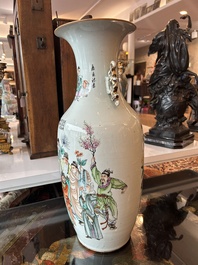 Vase en porcelaine de Chine famille rose &agrave; d&eacute;cor de lettr&eacute;s et d'antiquit&eacute;s au dos, 19&egrave;me/20&egrave;me si&egrave;cle