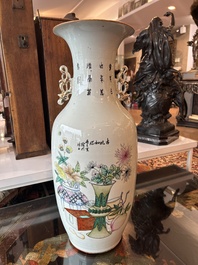 Vase en porcelaine de Chine famille rose &agrave; d&eacute;cor de lettr&eacute;s et d'antiquit&eacute;s au dos, 19&egrave;me/20&egrave;me si&egrave;cle