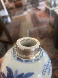 Bo&icirc;te &agrave; th&eacute; en porcelaine de Chine bleu et blanc &agrave; monture en argent hollandais, Kangxi