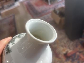 Paire de vases en porcelaine de Chine famille rose &agrave; d&eacute;cor de ma&icirc;tre et de son serviteur dans un paysage avec un coq, marque Qianlong, R&eacute;p., 20&egrave;me s.