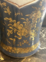 Paire de vases en porcelaine de Chine famille verte sur fond bleu poudr&eacute; &agrave; d&eacute;cor de sc&egrave;nes de palais, 19&egrave;me si&egrave;cle