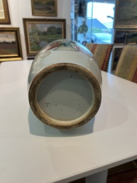 Vase en porcelaine de Chine famille rose &agrave; d&eacute;cor de lettr&eacute;s et d'antiquit&eacute;s au dos, 19&egrave;me/20&egrave;me si&egrave;cle