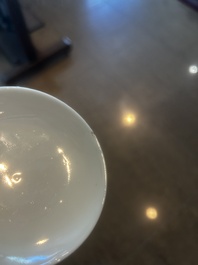 Een paar Chinese wucai dekselkommen met lingzhi, Qianlong merk, Republiek, 20ste eeuw