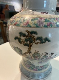 Een paar Chinese famille rose dekselvazen met geanimeerde sc&egrave;nes met onsterfelijken, vrouwen en kinderen, 19de eeuw