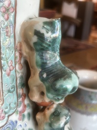 Grand vase en porcelaine de Chine famille rose &agrave; d&eacute;cor de sc&egrave;nes de bataille et de palais sur un socle en bois, 19&egrave;me si&egrave;cle